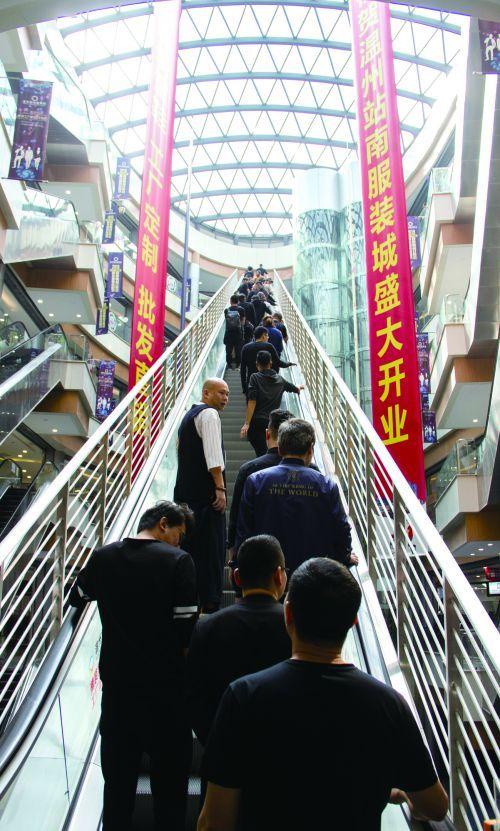 服装城入驻经营户开张营业,这些企业集中在商场四层五层,将工厂的产品